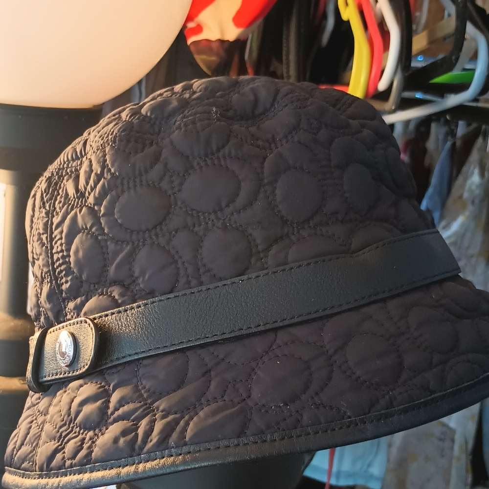 Coach hat super cute sz sm black. Excellent condition!!